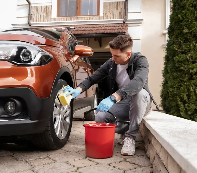 Lavage auto à domicile Le Pompidou : professionnel intervenant sur un véhicule